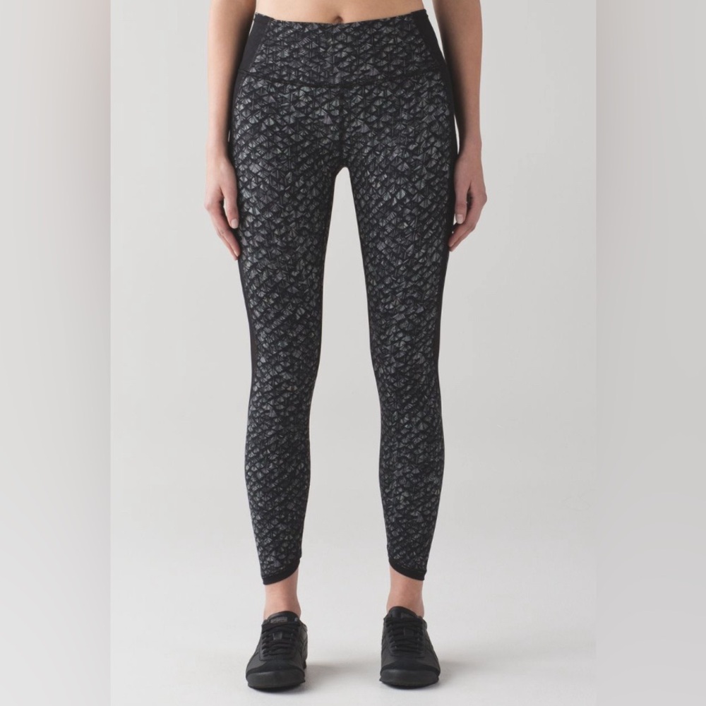 Lululemon Lightweight Training / Yoga 7/8 Tights - Size 6